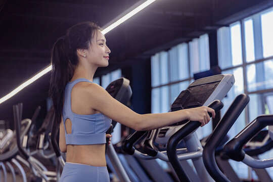 健身房使用跑步机的女性