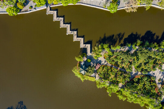 航拍云南昆明翠湖公園城市湖泊