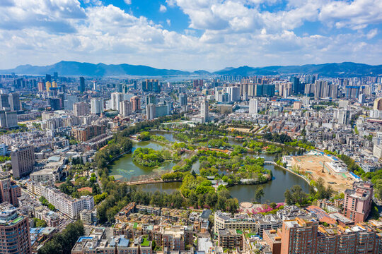 航拍云南昆明翠湖公園城市湖泊