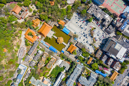 航拍云南昆明圓通山下圓通寺廟