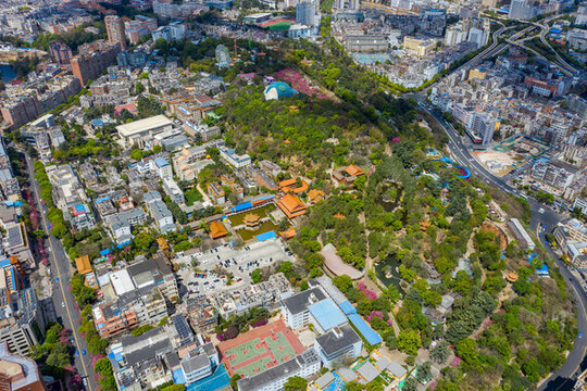 航拍云南昆明圓通山動(dòng)物園景區(qū)