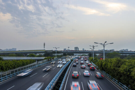 黃昏時分廈門城市高架橋車流