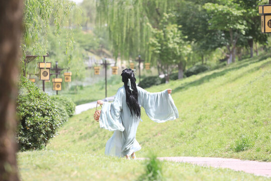 漢服女孩背影