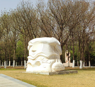 公園人頭雕塑