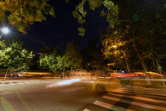 夜晚的十字路口