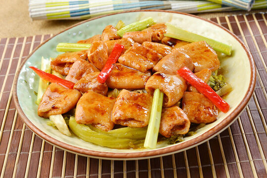 酸菜炒肥腸