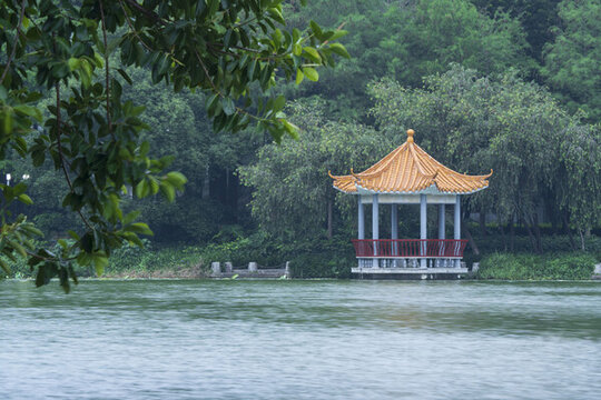 水中洪湖公園湖邊亭子1