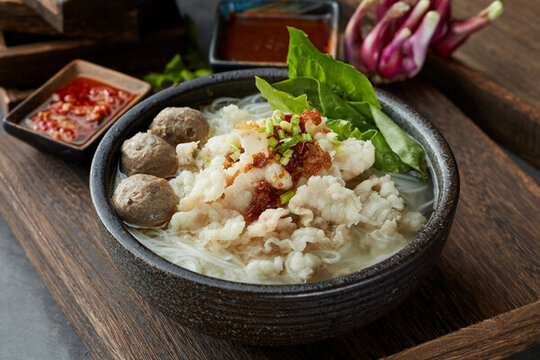 胸口油拼牛肉丸粿條粉絲