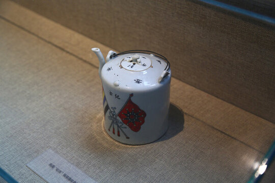 民國(guó)紀(jì)念銘雙旗紋瓷茶壺