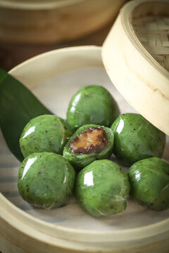 蛋黃肉松青團(tuán)