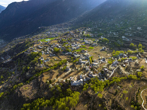 航拍丹巴縣中路鄉(xiāng)藏寨大景全景