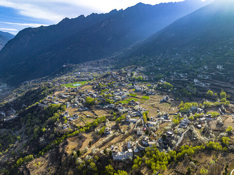 航拍丹巴縣中路鄉(xiāng)藏寨大景全景