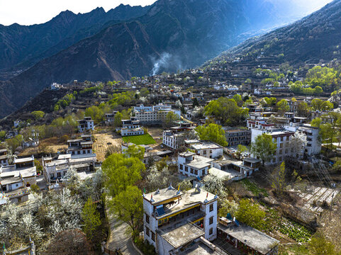 航拍丹巴縣中路鄉(xiāng)藏寨大景全景