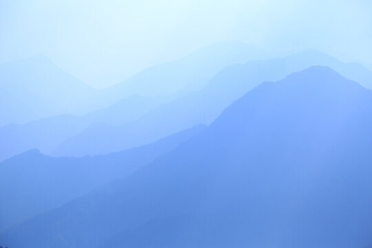 水墨遠(yuǎn)山