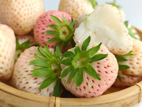 鲜果特色白草莓