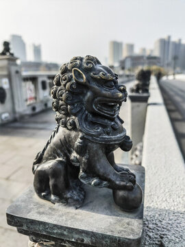 中國(guó)天津獅子林橋上的石獅