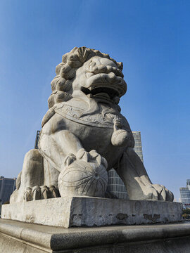 中國(guó)天津獅子林橋上的石獅
