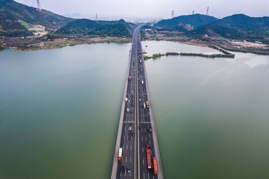 航拍余姚牟山湖與高速公路