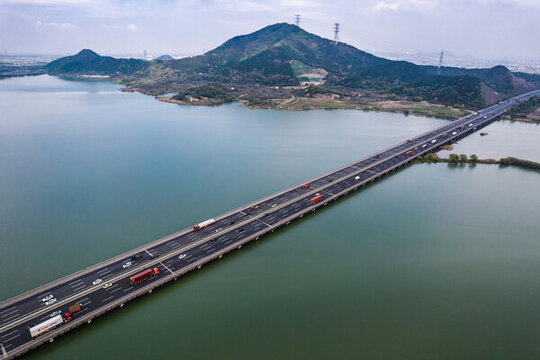 航拍余姚牟山湖與高速公路