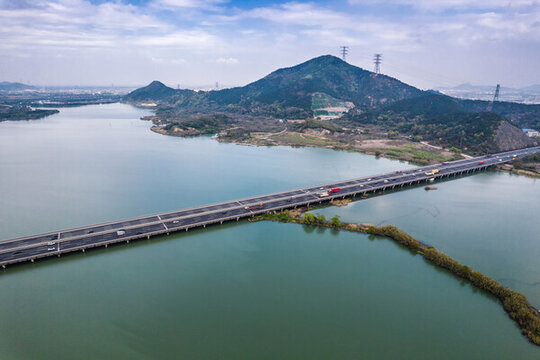航拍余姚牟山湖與高速公路