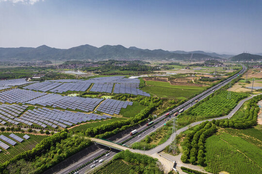 鋪滿太陽能光伏板的茶園與公路