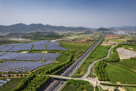 鋪滿太陽能光伏板的茶園與公路