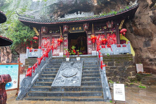 樅陽張公巖寺廟建筑風光