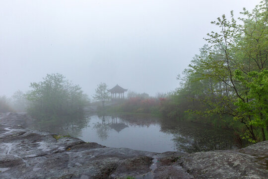 大霧天天池風(fēng)光樅陽(yáng)浮山公園