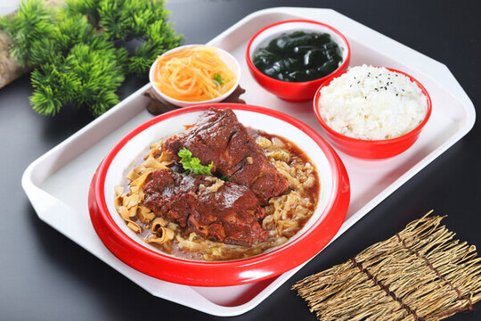 人氣醬骨飯?zhí)撞? style=