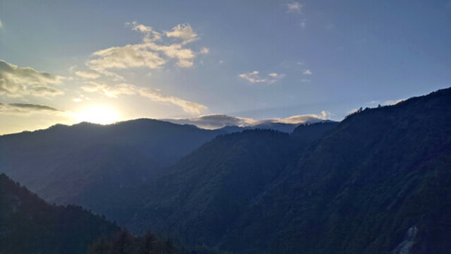 陽(yáng)光普照大山