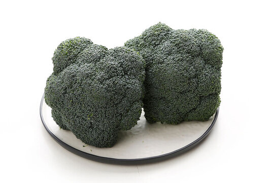 盤子裝著的西蘭花