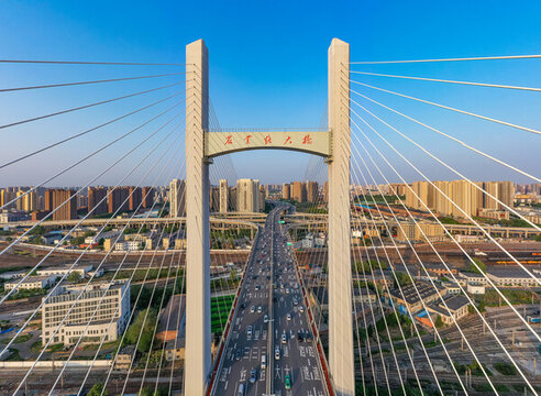 航拍鄭州農(nóng)業(yè)路大橋城市斜拉橋