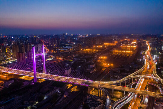航拍鄭州農(nóng)業(yè)路大橋夜景燈光秀