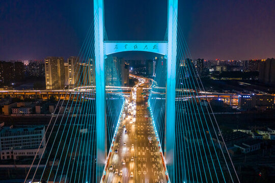 航拍鄭州農(nóng)業(yè)路大橋夜景燈光秀