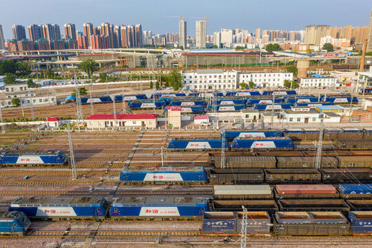鄭州鐵路編組站出發(fā)場電力機(jī)車