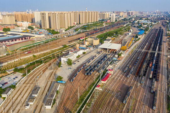 鄭州鐵路編組站出發(fā)場(chǎng)貨物列車