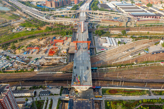 鄭州彩虹橋跨鐵路橋梁在建工地