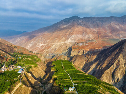 航拍烏蒙山峽谷