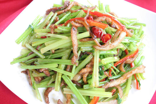 家芹炒肉絲
