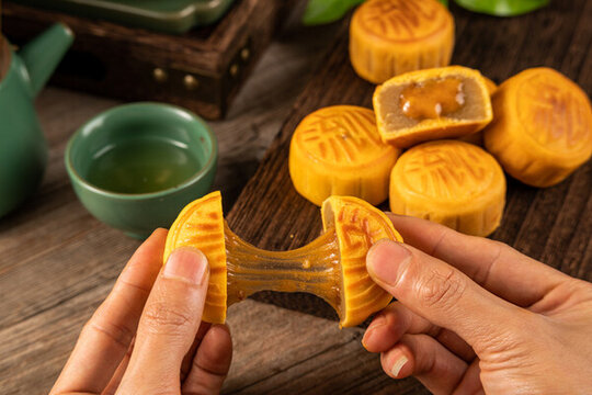拔絲堅(jiān)果仁月餅
