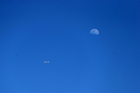 蓝天飞机和月亮