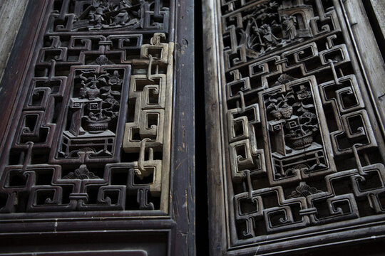 中國(guó)明清傳統(tǒng)門(mén)窗木雕花窗
