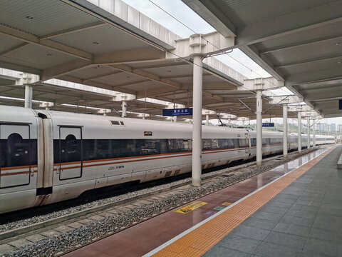 復(fù)興號(hào)列車?？吭谥貞c北站