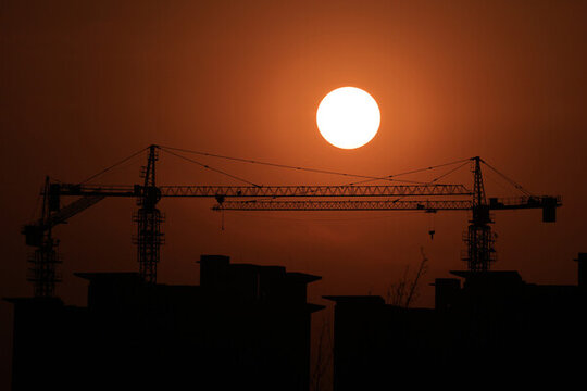 夕陽(yáng)下的建筑工地