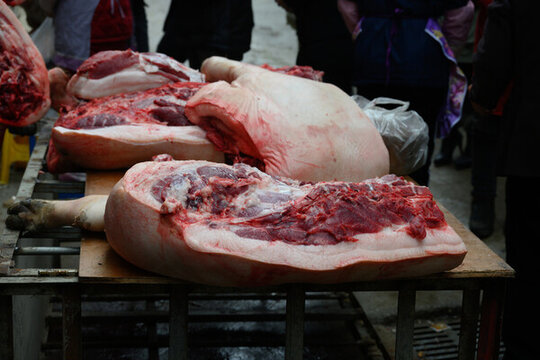 农村杀猪切割猪肉