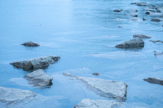湖水石頭