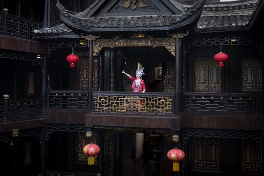 大氣雕梁畫棟古建和苗族姑娘
