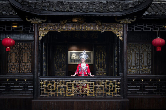 大氣雕梁畫(huà)棟古建和苗族姑娘