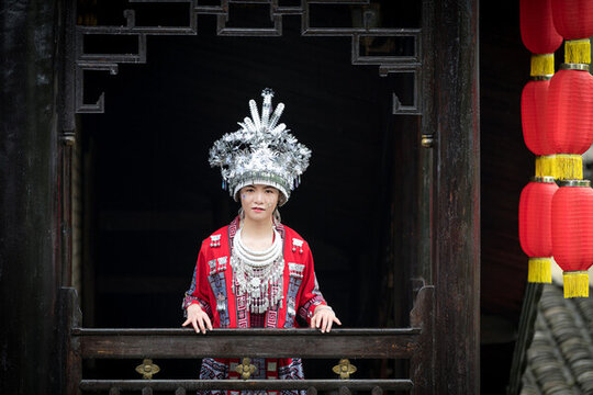 站在窗前的苗族女孩兒