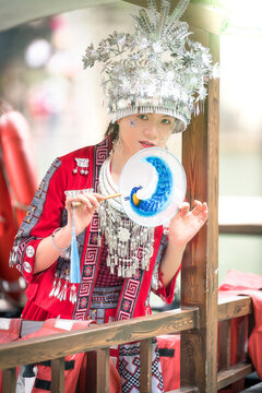 游船上手持團扇的苗族姑娘